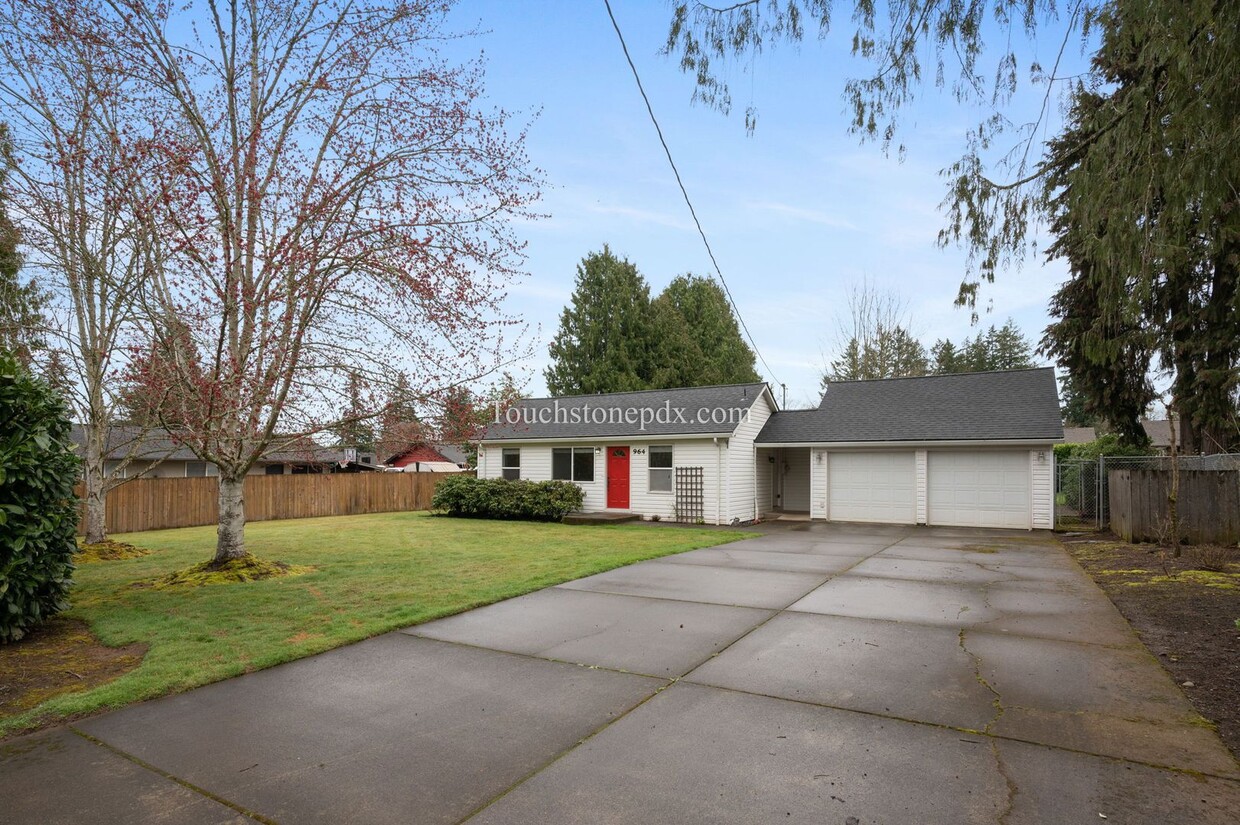 Foto principal - Charming 3BD | 2BA Home on Large Lot with ...