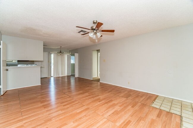 Building Photo - 3-BEDROOM TOWNHOME IN NORTHSIDE ISD