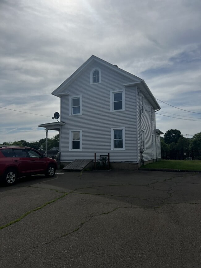 114 N Colony St Unit 2R, Wallingford, CT 06492 Condo for Rent in Wallingford, CT