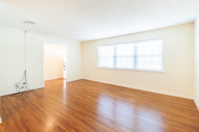 Building Photo - Updated Arlington Home