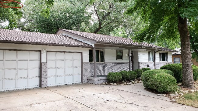Building Photo - 1670 N Wood Dr