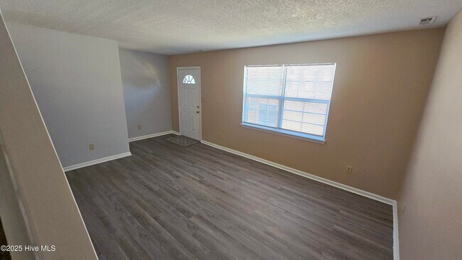 Foto del edificio - 502 Myrtlewood Cir