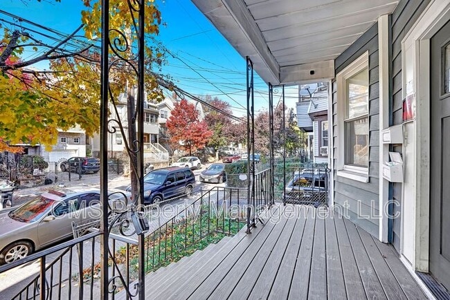 Foto del edificio - 142-144-144 Seymour Ave