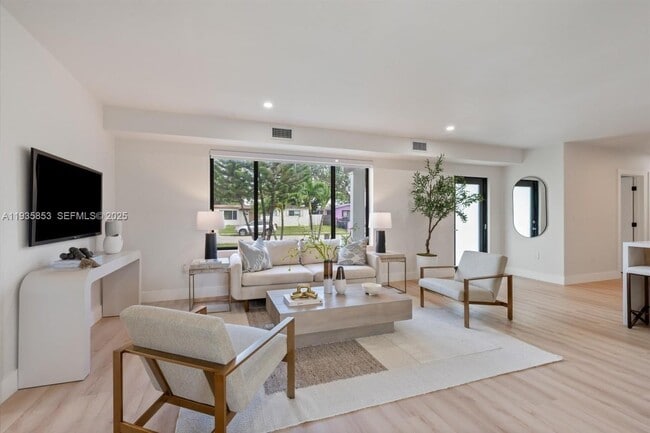 Foto del edificio - 2442 NW 170th St