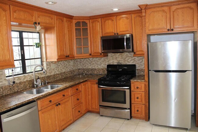 Building Photo - 1348 N Orange Dr