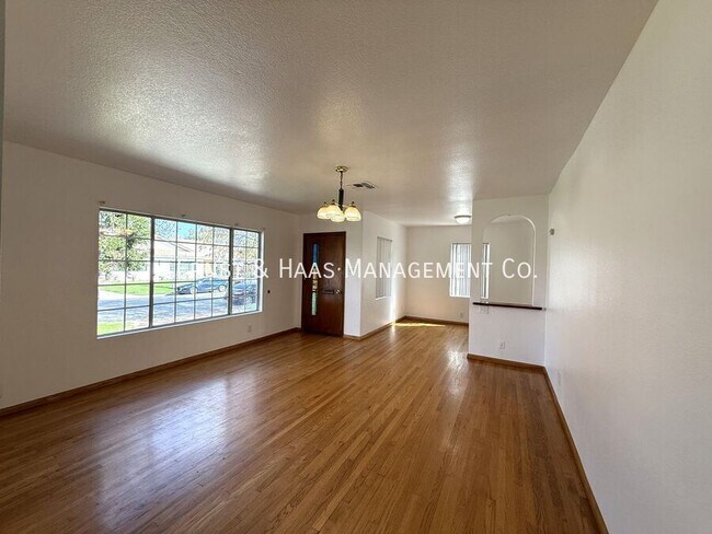 Foto del edificio - 4723 Blackthorne Ave