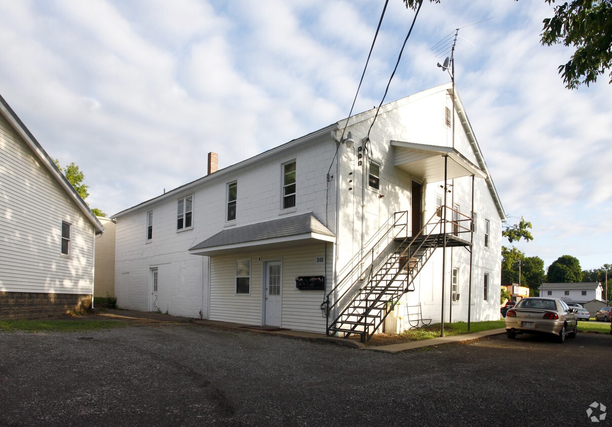 Building Photo - 840 W Pershing St