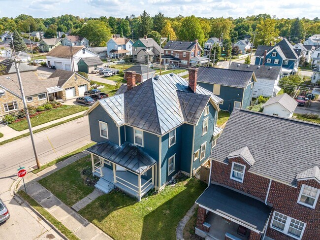 Building Photo - 832 Maple Ave