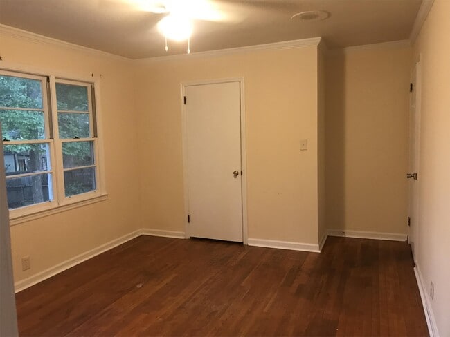 Building Photo - 1319 Greenview Dr