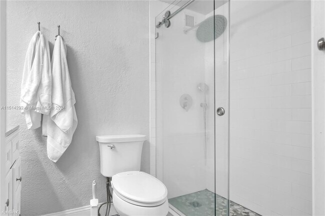 Building Photo - 1 br, 1.5 bath Condo - 770 NE 69th St Apt 3G