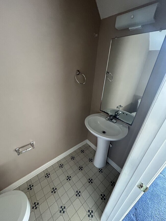 Building Photo - Charming 2 Bedroom, 2.5 Bath Townhome - 11...