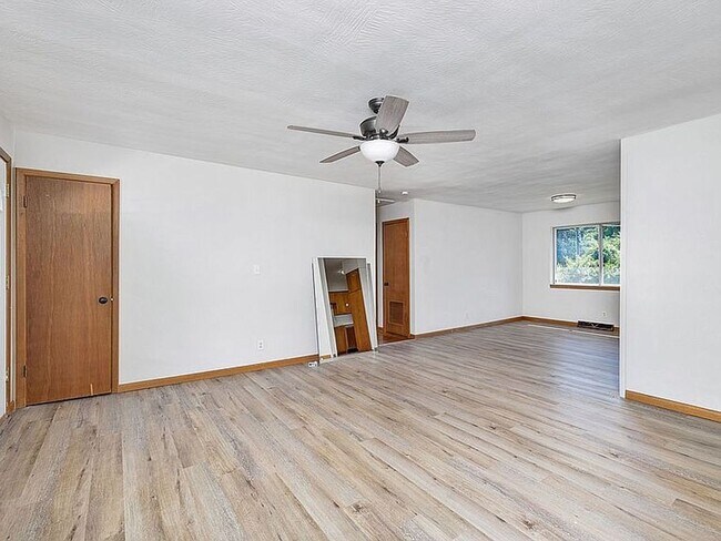 Foto del edificio - Beautiful 3 bedroom 2 bath charmer… Waitin...