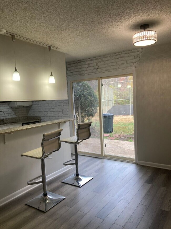 Building Photo - Renovated and Affordable Bellevue Condo