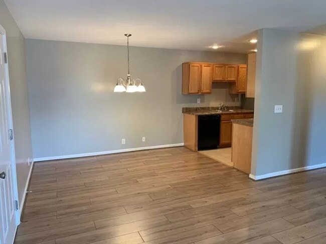 Building Photo - Spacious 2BR/2BA Condo in the Heart of Mid...