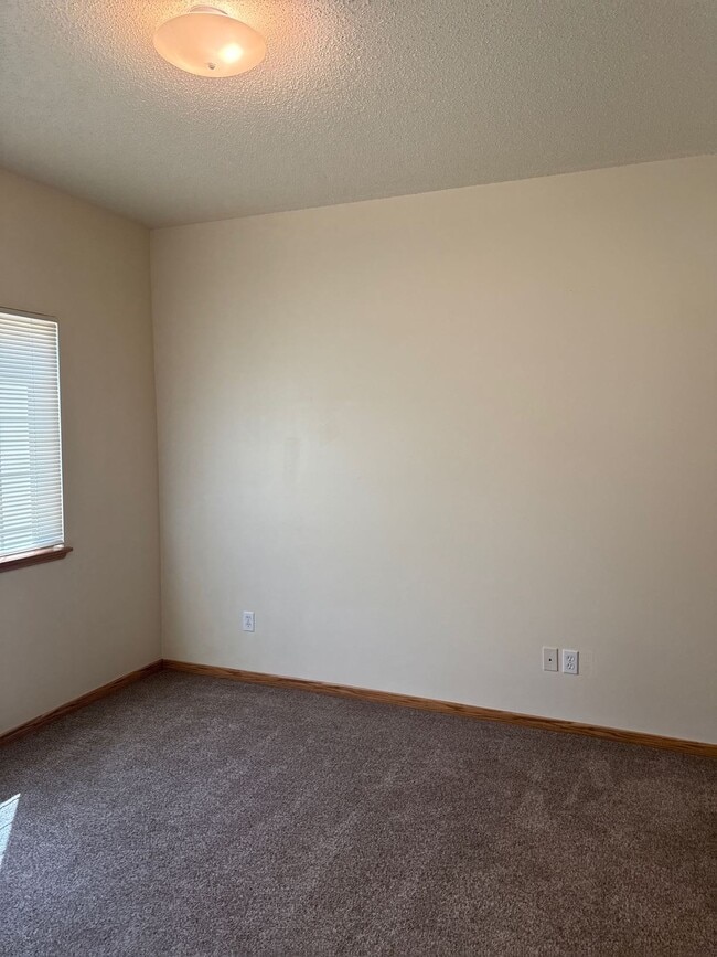 Building Photo - 210 10th St W