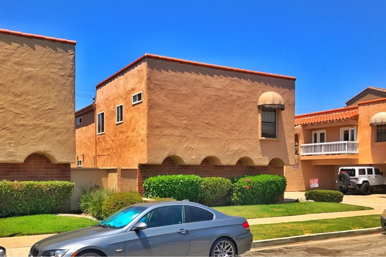 Building Photo - 413 13th St