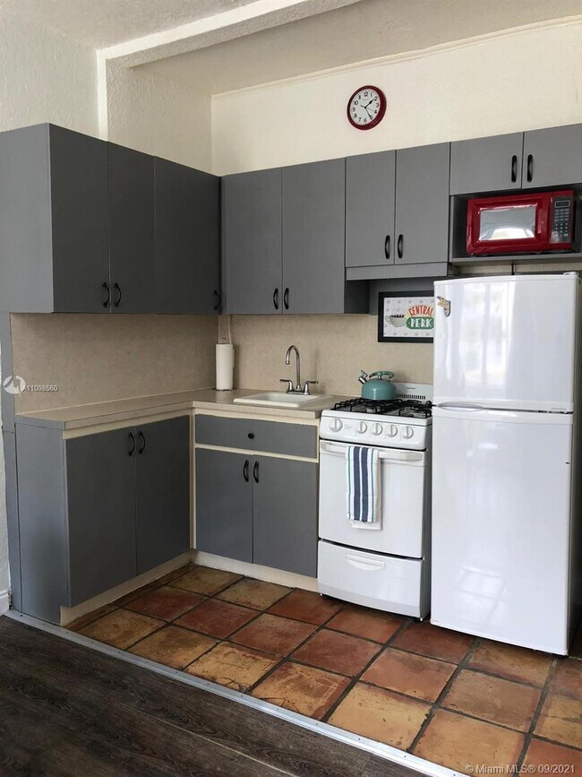 Building Photo - 3710 Collins Ave