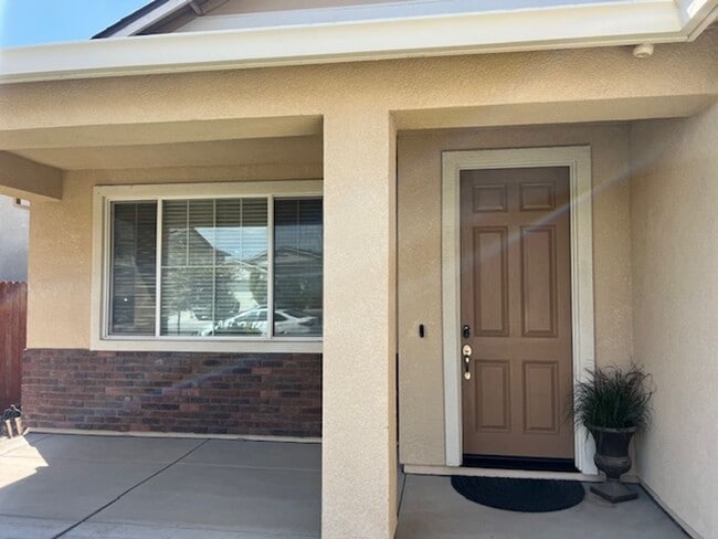 Building Photo - 3 Bedroom 2 Bath