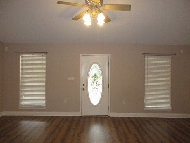 Building Photo - Beautiful 3/2 in Milton