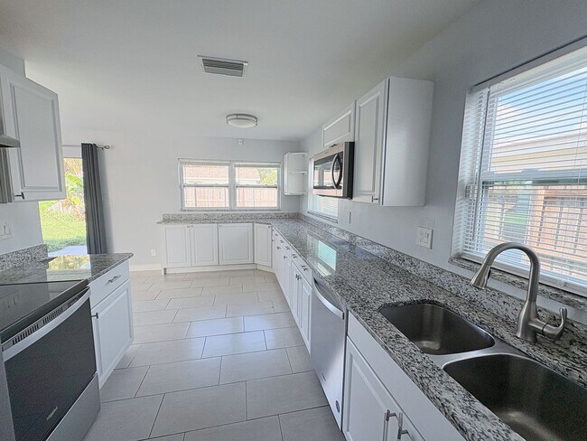 Foto del edificio - 3-Bed, 2-Bath Home with Spacious Fenced Yard in Pinellas Park!
