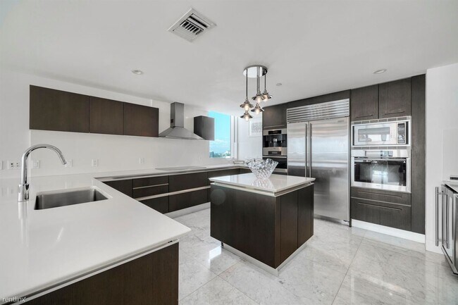 Building Photo - 4 br, 4.5 bath Condo - 17001 Collins Ave A...