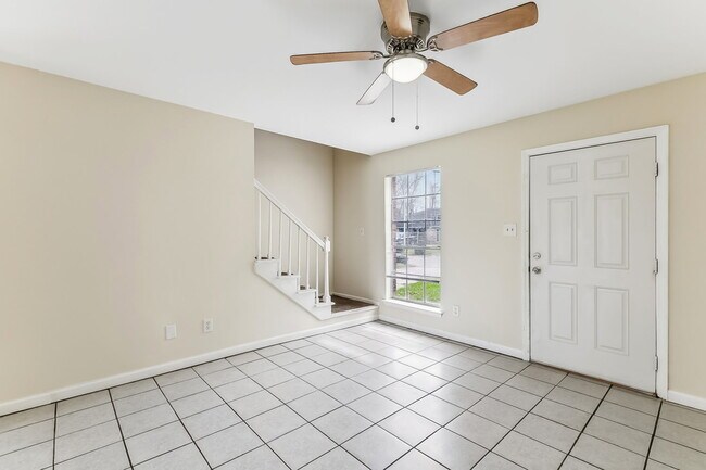 Foto del edificio - 12483 Warfield Ave