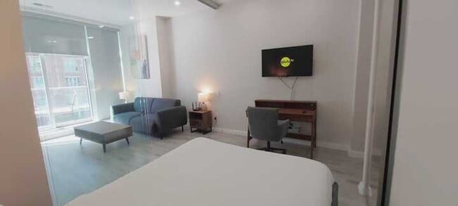 Photo du bâtiment - 28 Hazelton Ave