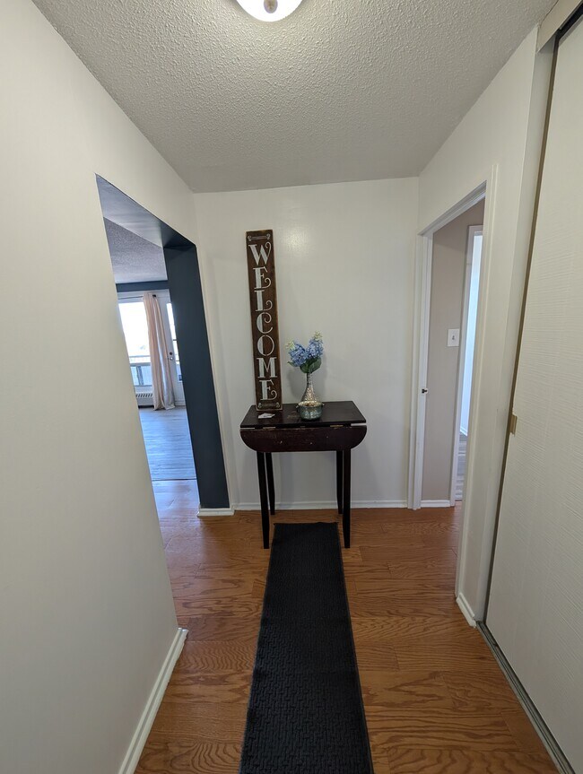Building Photo - Bright 2 Bedroom Condo in Nepean
