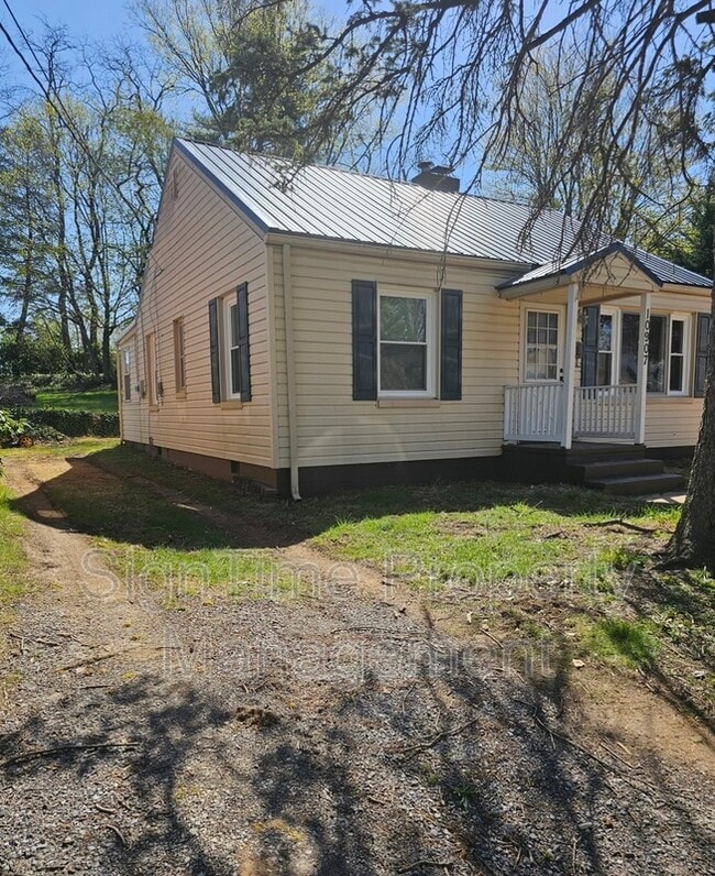 Building Photo - 10907 Lincoln Ave