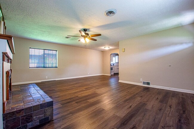 Building Photo - Super Cute 2 Bedroom / 1 Bath Home in Cart...