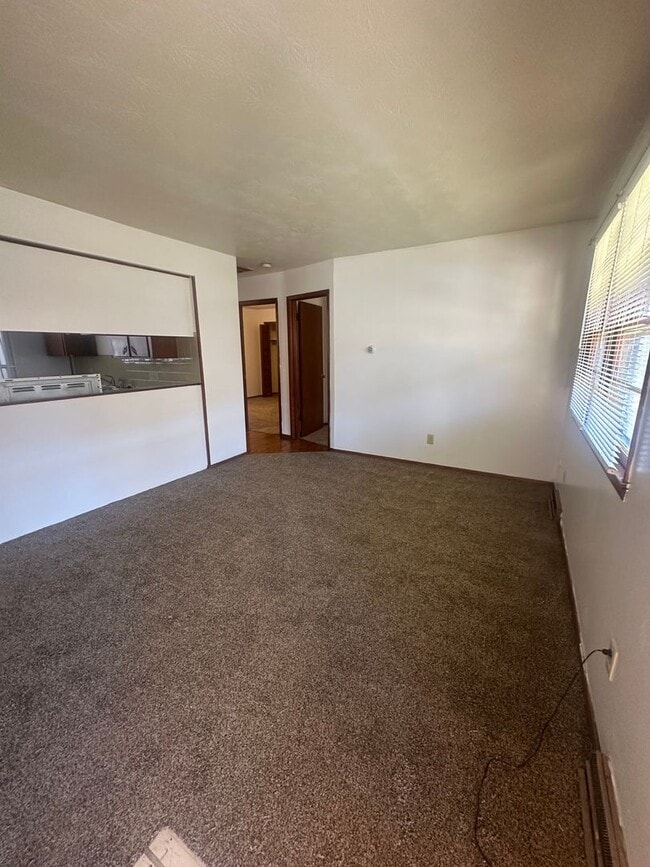 Foto del edificio - 2 BEDROOM 4- PLEX, NEWER FLOORING, FRESH PAINT, CLEAN AND QUIET.