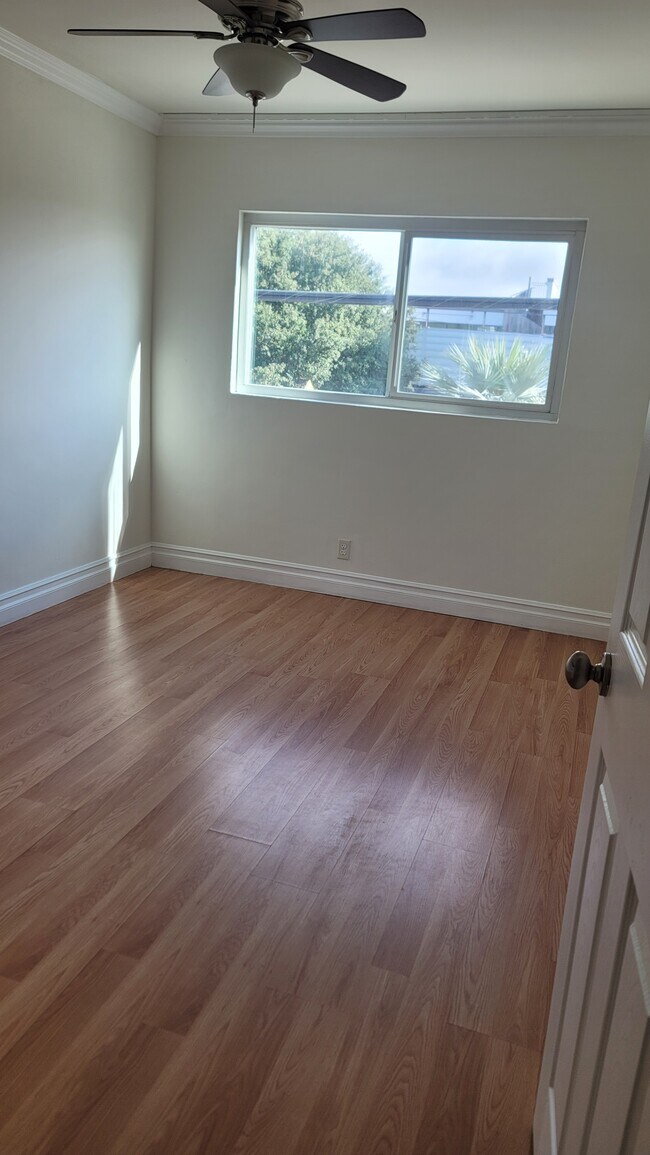 Foto del edificio - 2545 Beverley Ave