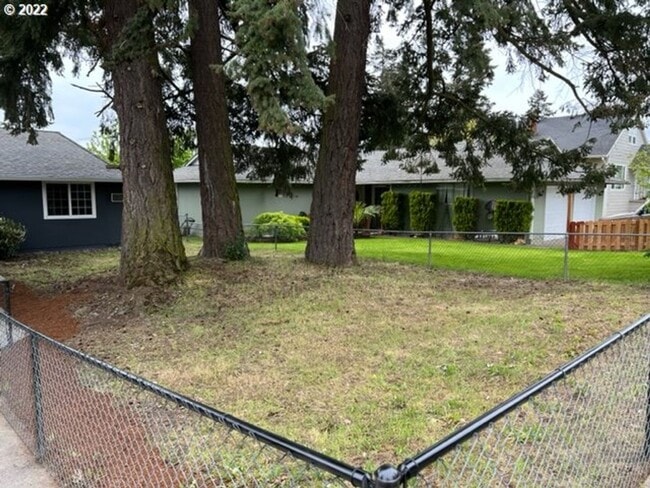 Building Photo - Comfortable 3BD/2BA Home with Vaulted Ceilings & Large Lawn