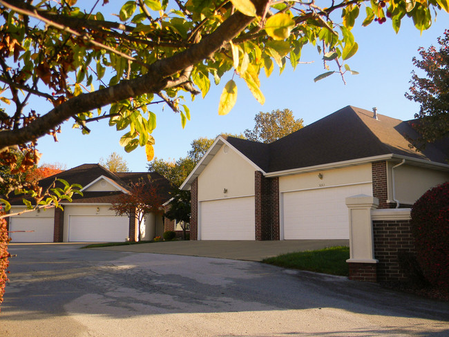 Building Photo - Deerfield Villas