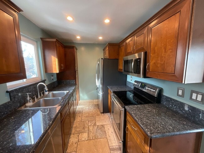 Building Photo - Condo - 2 Bedrooms / 2 Bath - Long Beach