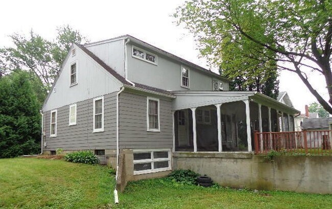 Building Photo - 805 N Monroe St