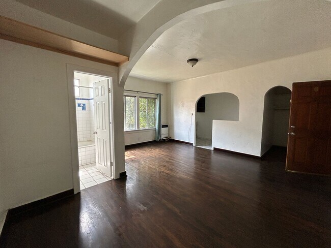 Building Photo - 1102 S Mariposa Ave