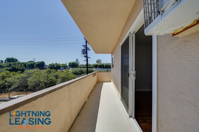 Foto del edificio - 17346 Burbank Blvd