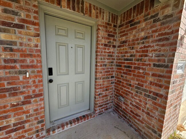 Building Photo - Newer construction... Ready for immediate ...