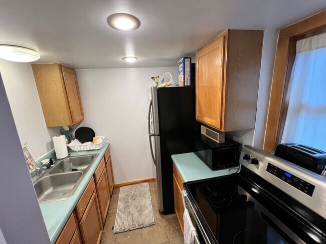 Building Photo - Pre-Leasing for 24/25 School Year!