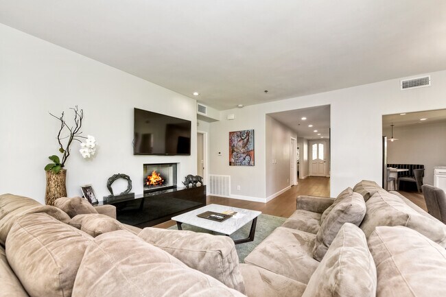 Building Photo - 2896 Torrey Pines Rd