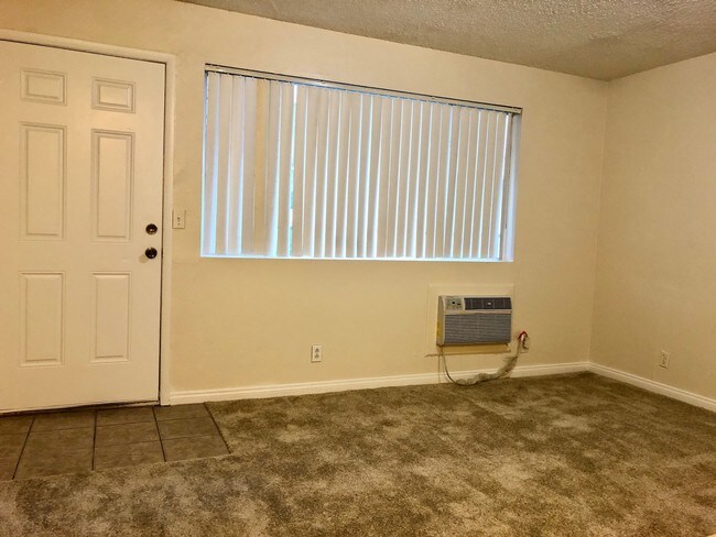 Foto del edificio - 651 E Twain Ave