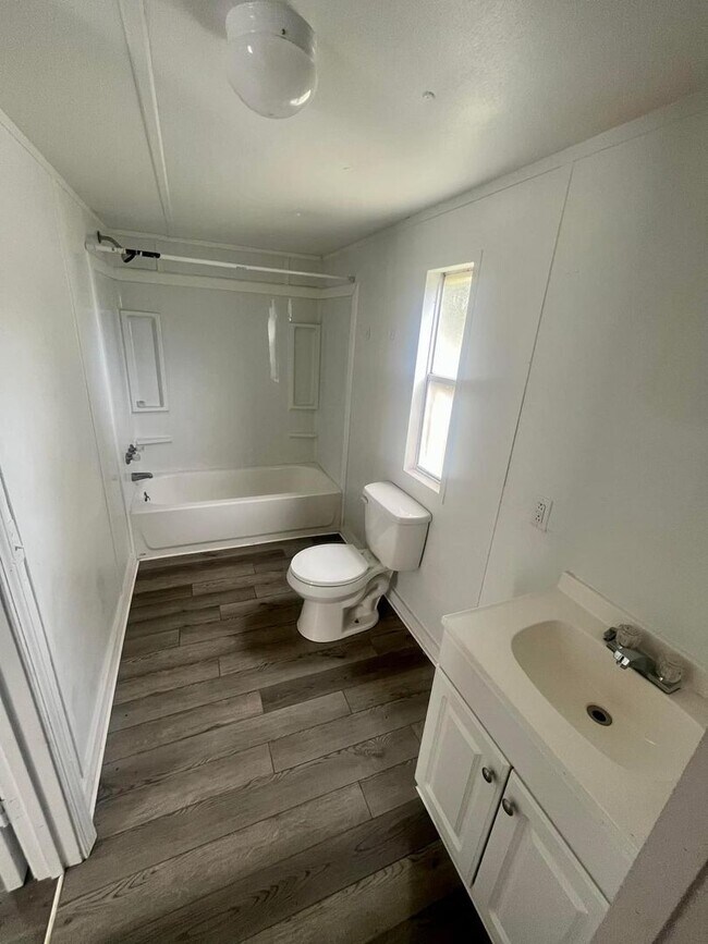 Building Photo - 2 Pin Oak Ln