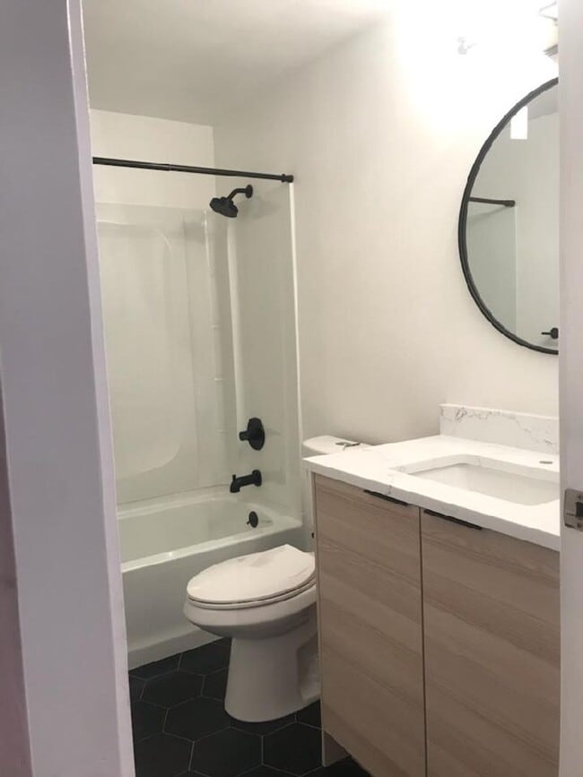 Building Photo - Remodeled Condo next to pool, park and gol...