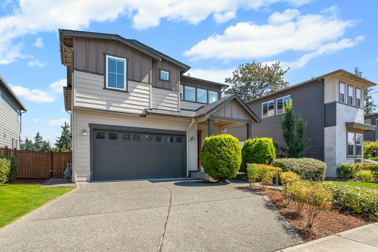 Primary Photo - Elegant 4 Bedroom 3 Bathroom in Kirkland