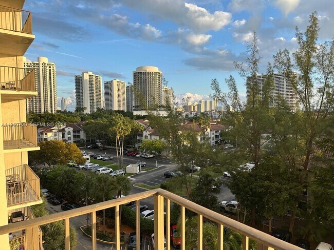 Foto del edificio - 18151 NE 31st Ct