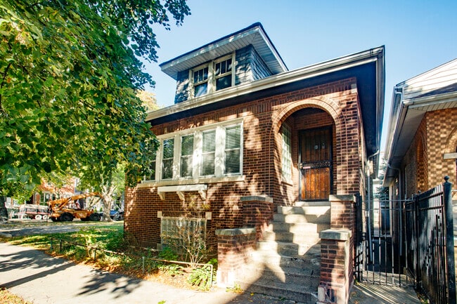 Building Photo - 2152 W Webster Ave