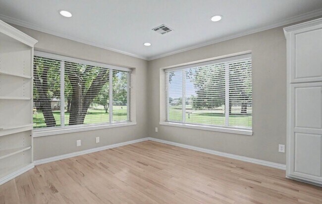 Foto del edificio - 412 N Forest Ridge Blvd