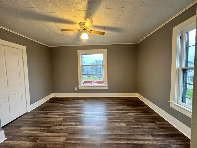 Foto del edificio - 2 Bedroom, 1 Bath Upstairs Studio Apartment