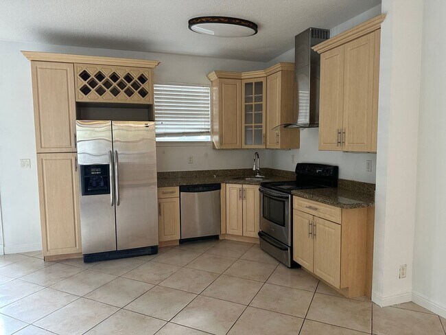 Building Photo - Large 3 bed 2 bath home, One car garage